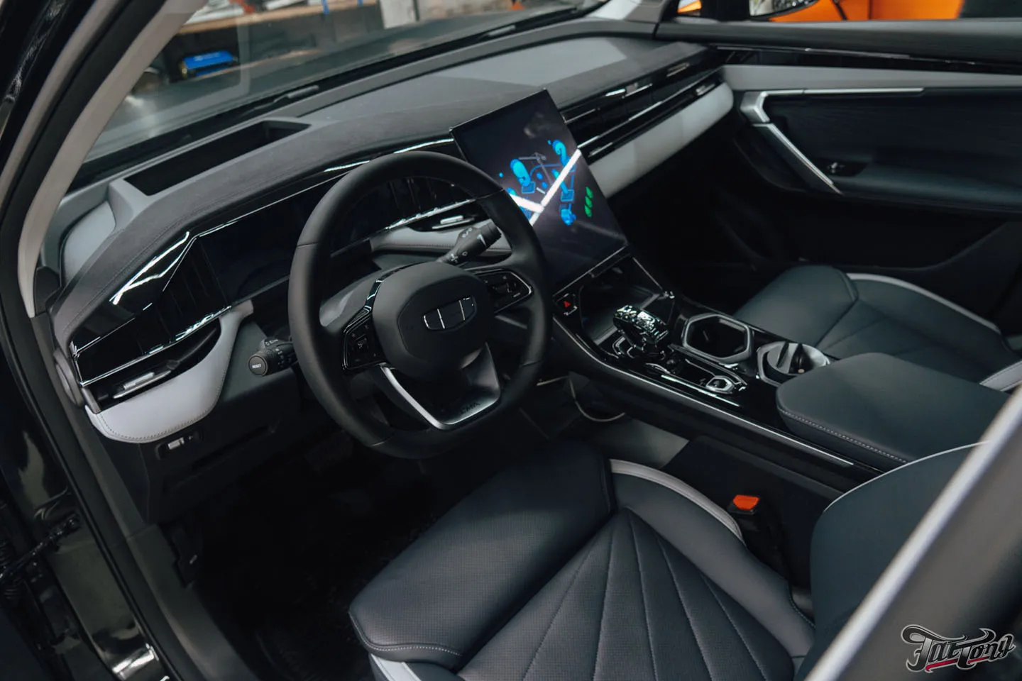 Подарок для будущей супруги: оклеили Geely Atlas матовым винилом, переднюю часть забронировали полиуретаном, добавили глянцевые наклейки + защита глянца в салоне, керамика пленки и кожи